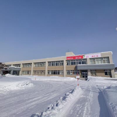 下川商業高等学校 校舎に設置された応援横断幕